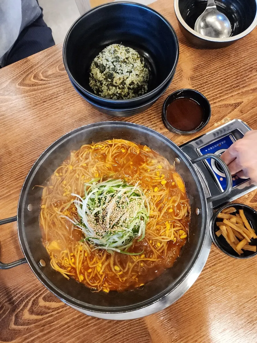 콩나물과 파채를 올린 매운등갈비찜