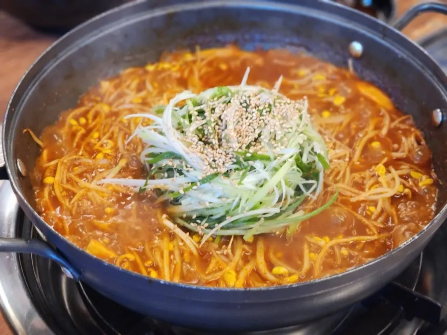 파채와 콩나물이 올라간 등갈비찜
