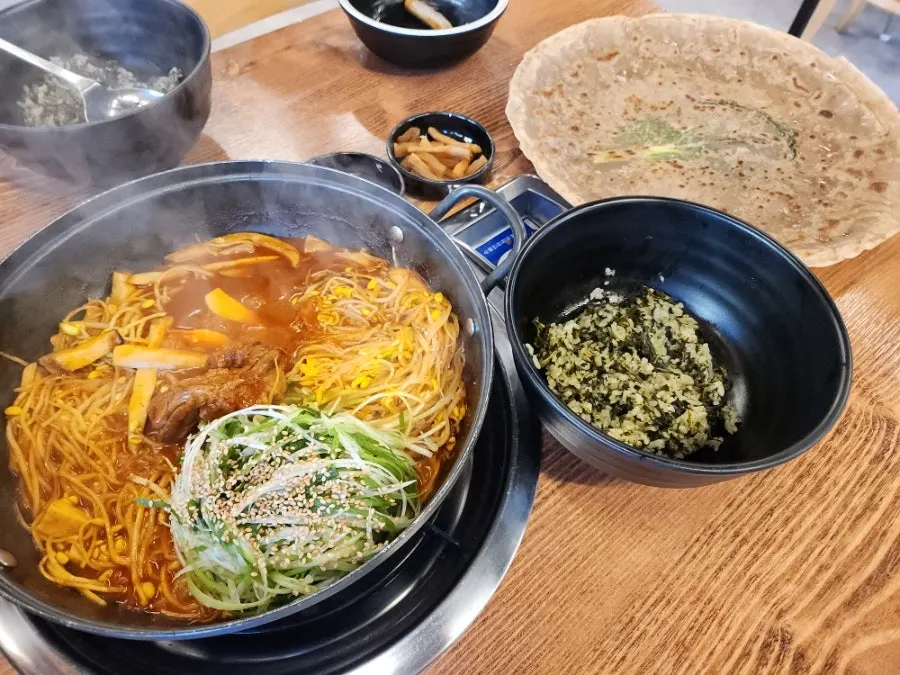 등갈비찜과 메밀전 세트 구성