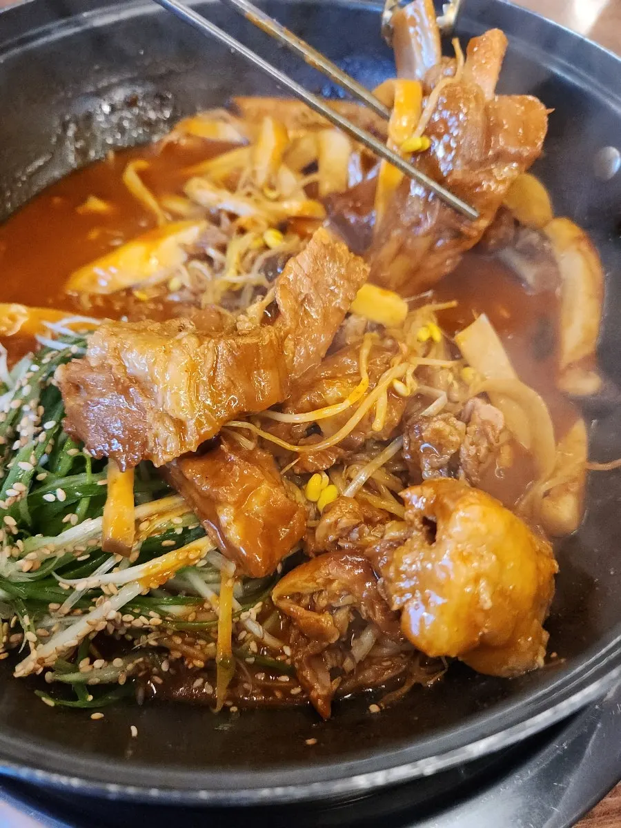 고기가 푸짐한 매운 등갈비