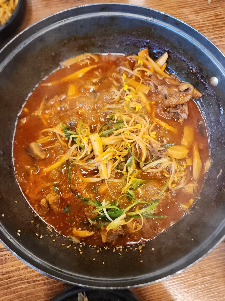파채와 콩나물을 곁들인 등갈비찜