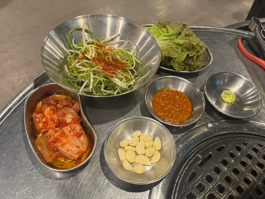 밑반찬이 차려진 독불장군 테이블 세팅