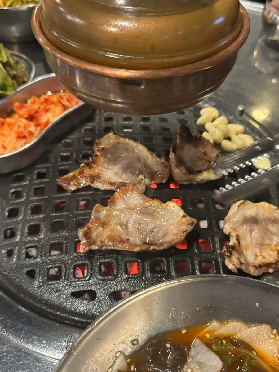 청국장과 공깃밥이 함께 놓인 상차림