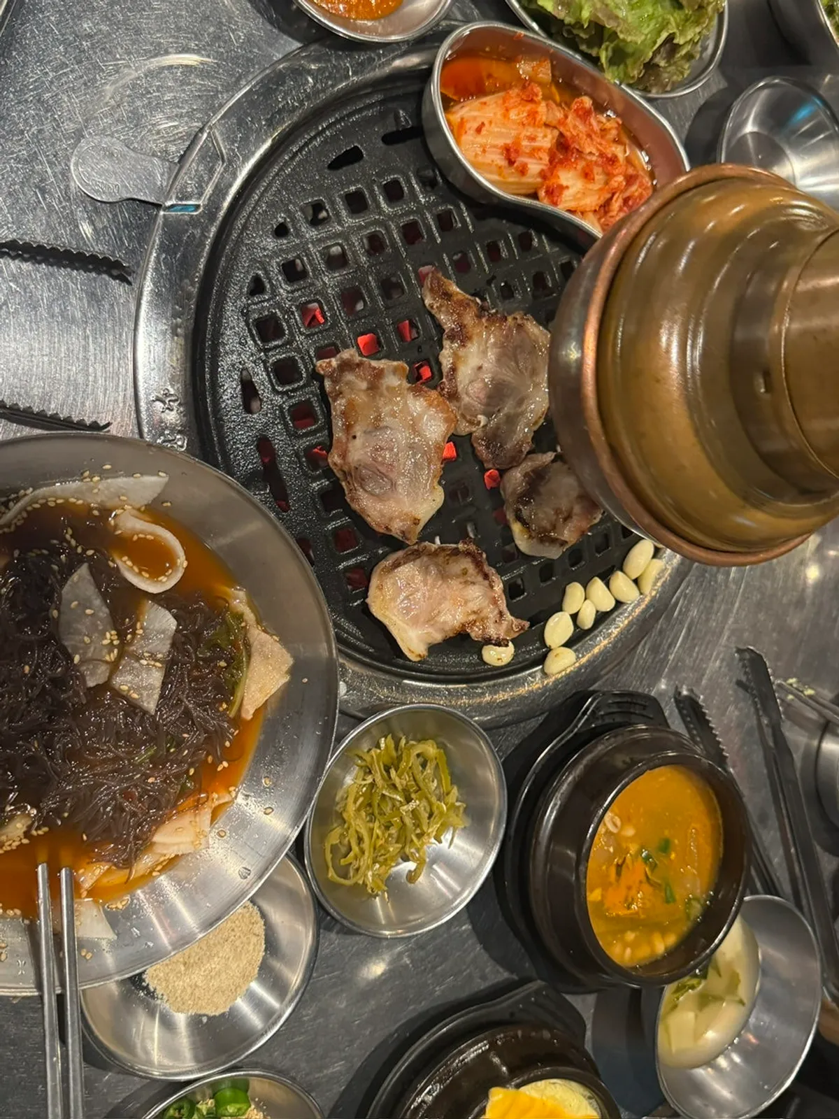 불판에 함께 구운 김치와 꼬들살