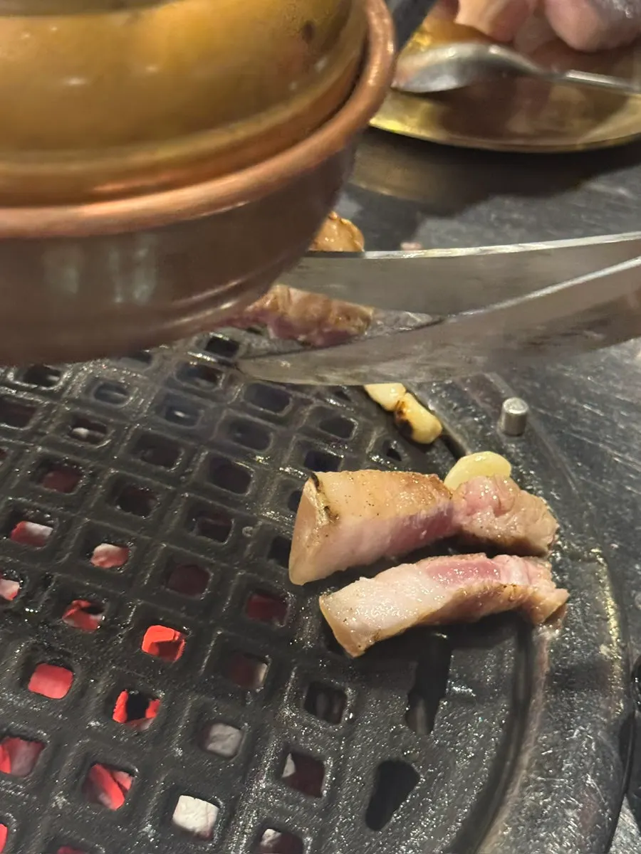 두툼한 제주 오겹살 초벌 모습