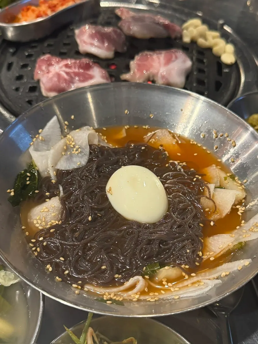 맬젓에 찍어 먹는 오겹살 한 점