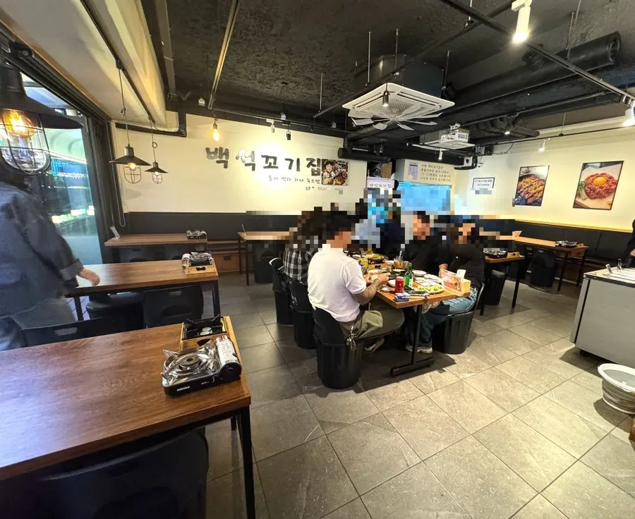 Interior seating at Baekseok Kkogijip