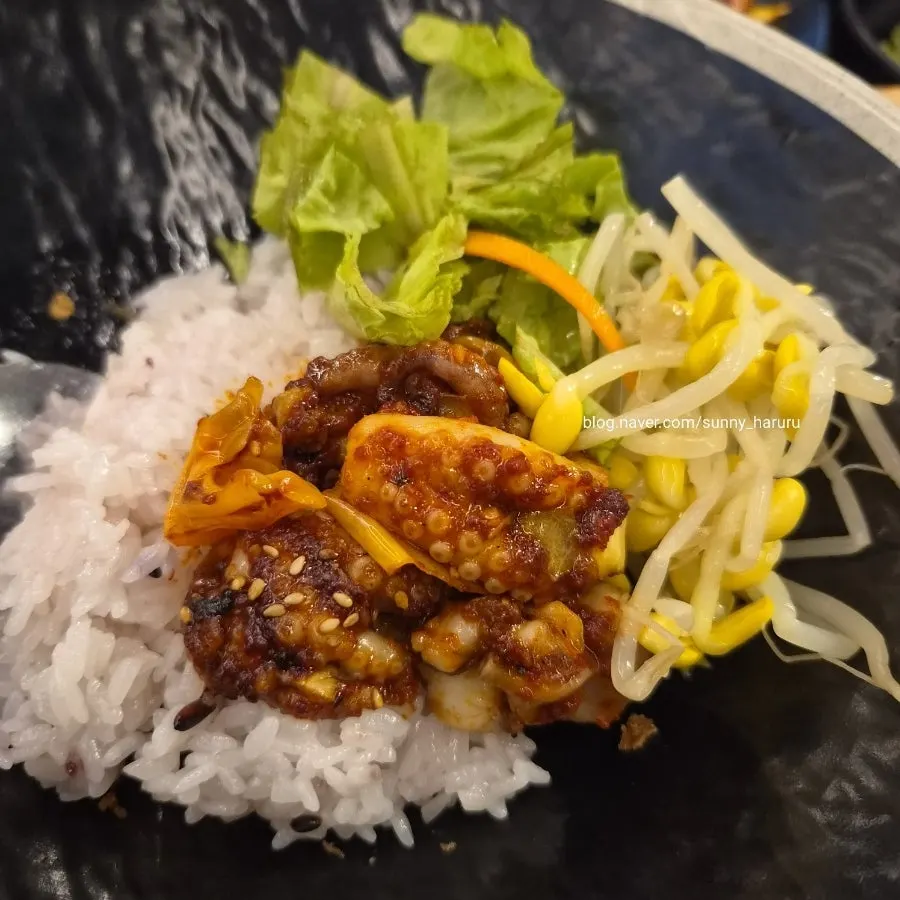 ข้าวหม้อที่เสิร์ฟพร้อมจจูกูมีผัด