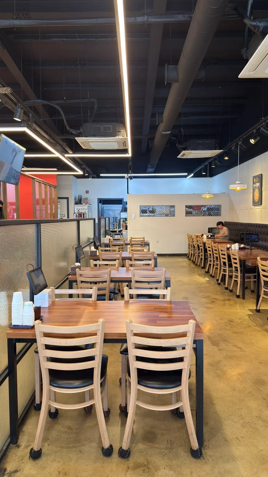 Dining-room tables at Bulnaneun Jjukkumi Main Branch
