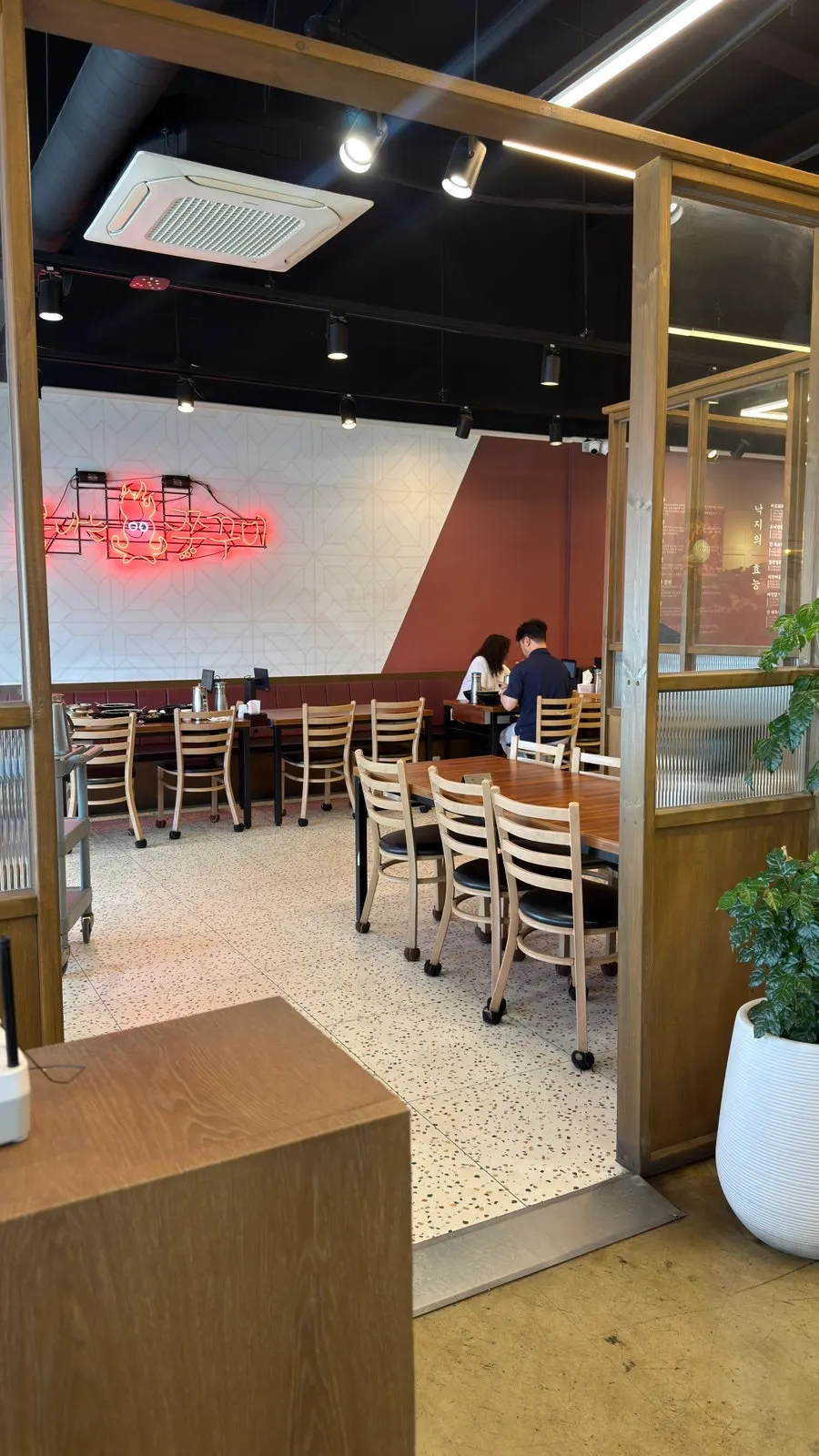 Spacious seating inside Bulnaneun Jjukkumi Main Branch