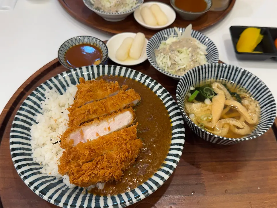 A bowl of kaesoba curry topped with tonkatsu
