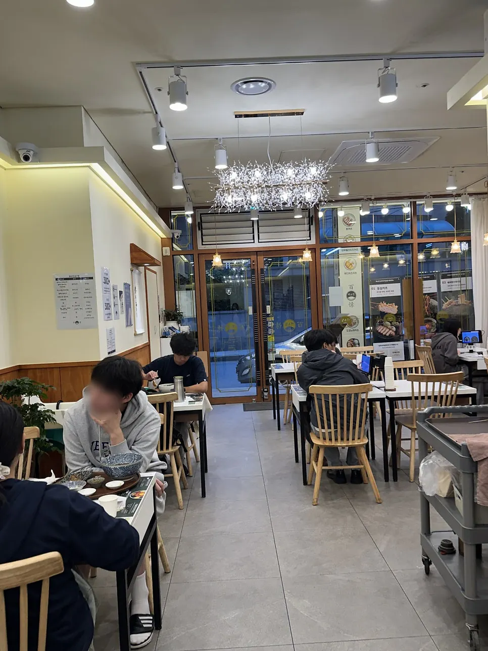 Seating arrangement suited for solo dining