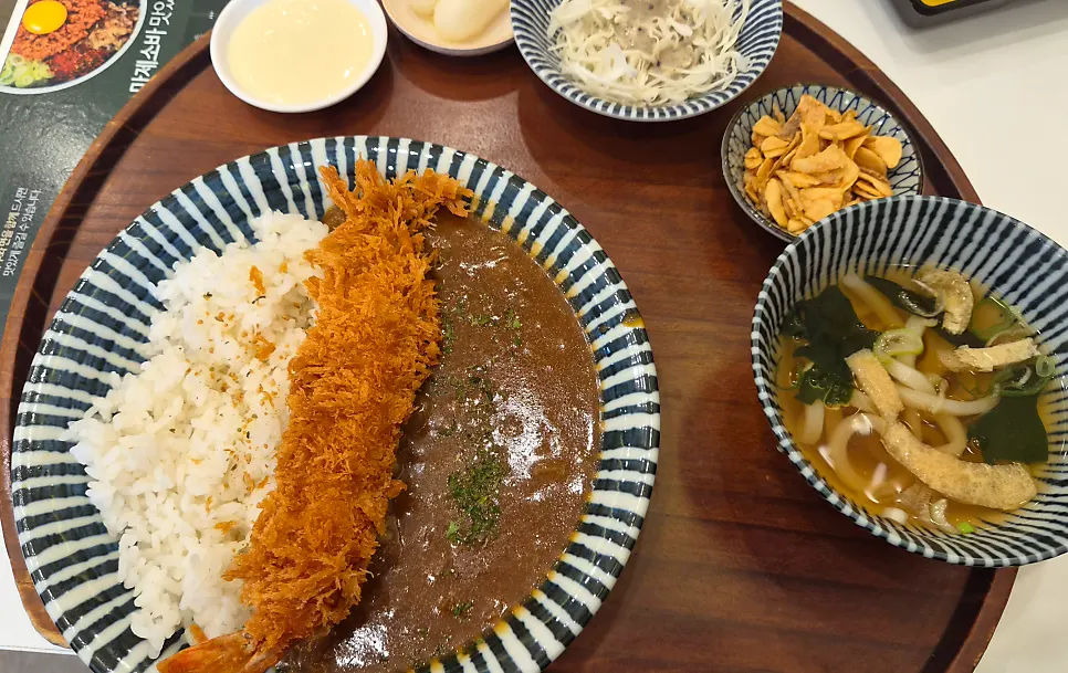 Tray with curry, small udon, and side dishes