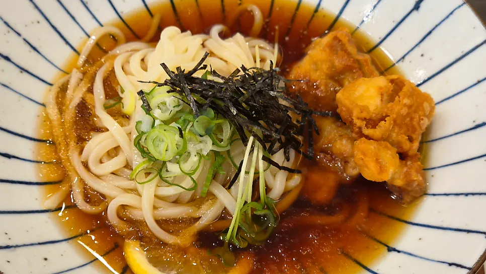 Cold bukkake udon served with karaage and lemon