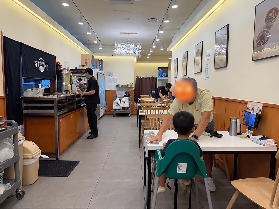 혼밥 손님이 많은 백소정 남부터미널점 좌석