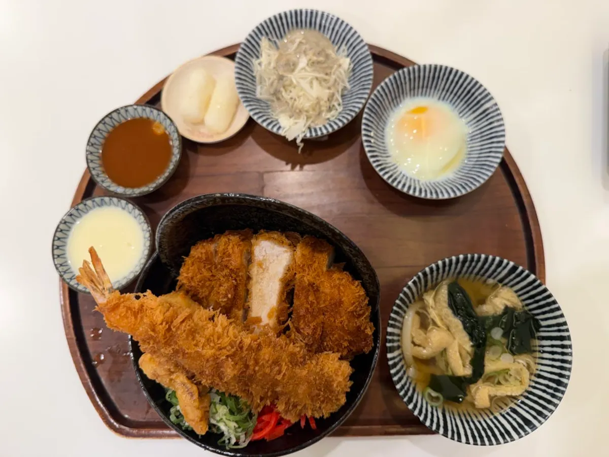 소바와 돈카츠, 샐러드가 함께 나온 스페셜가츠동 세트 한 상