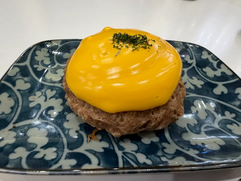 치즈가 덮인 백소정 치즈함박