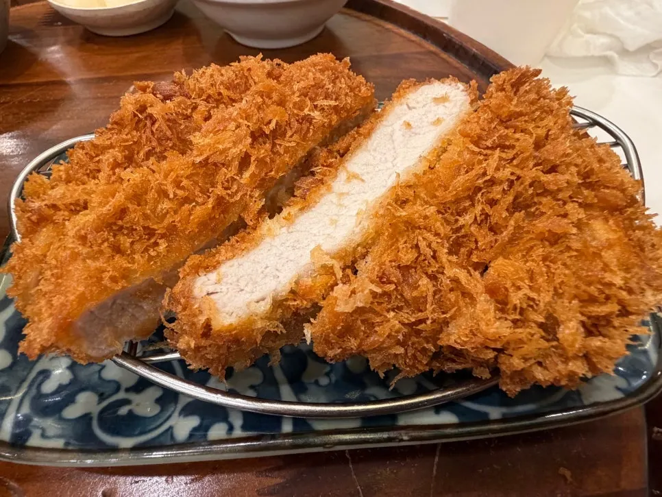 두툼하게 썰린 세트 돈카츠