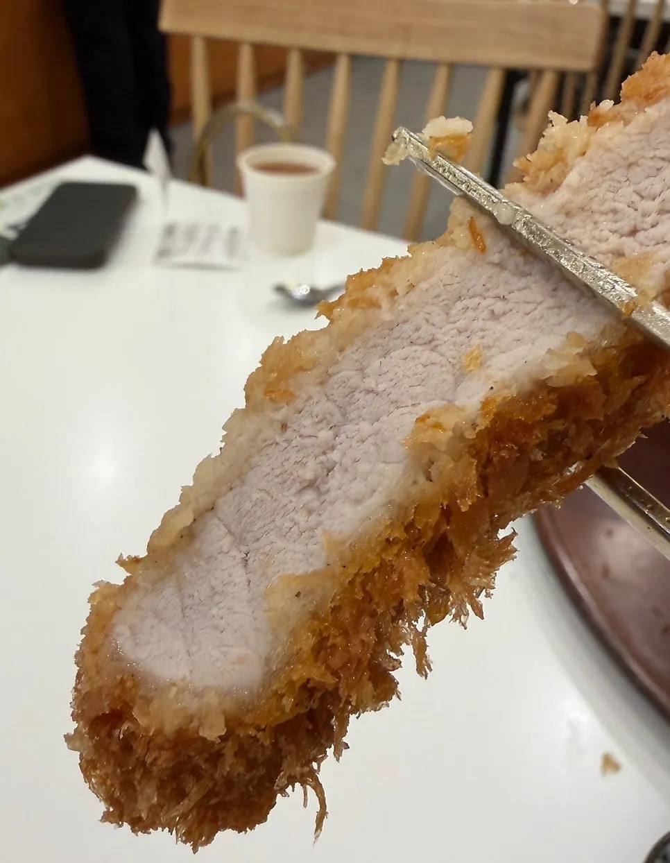 우동과 함께 먹는 돈카츠 한 조각