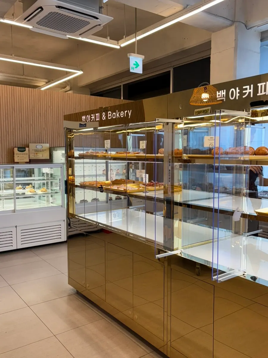 백야커피 1층 베이커리 진열대