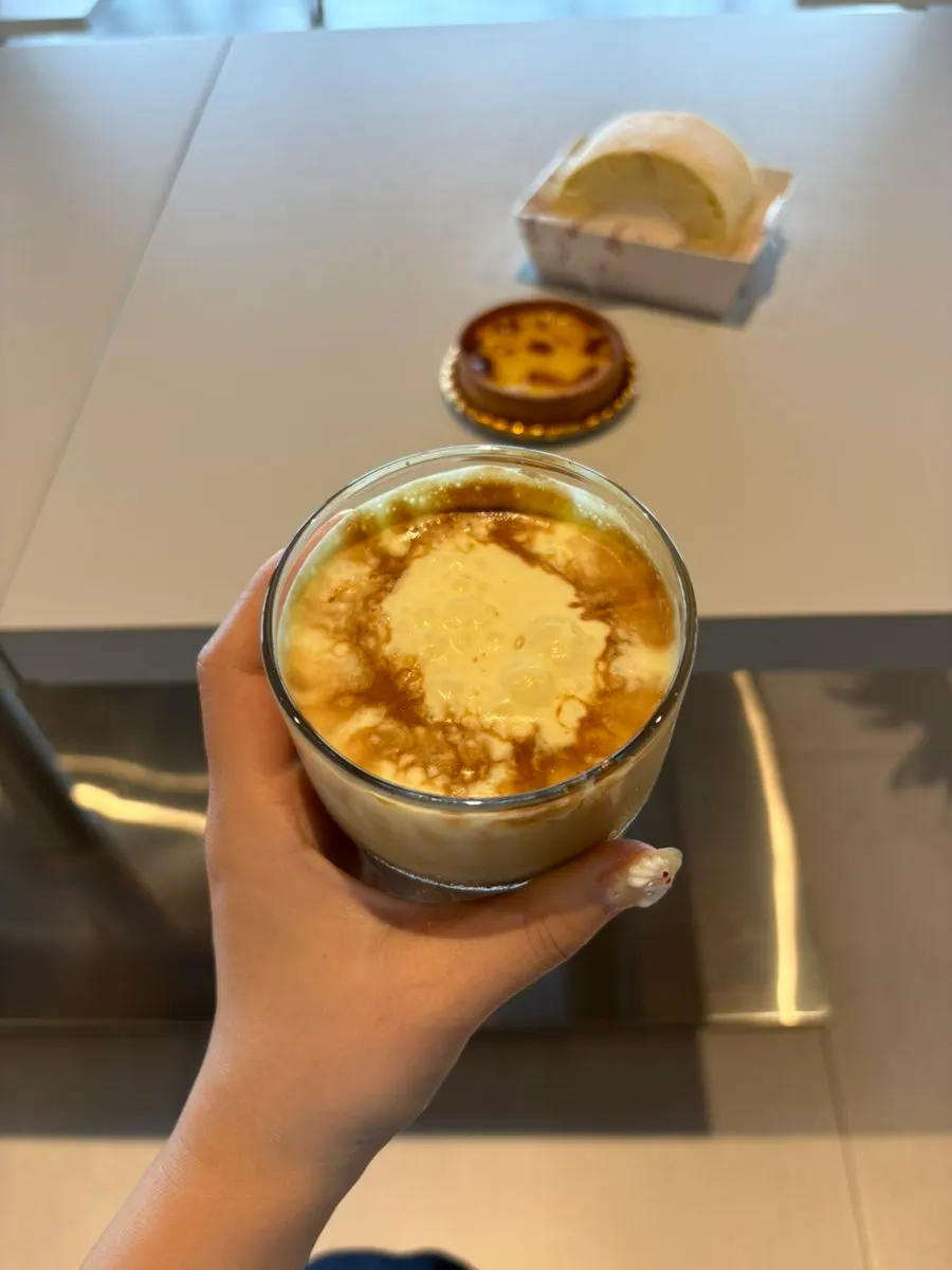바다 배경으로 놓인 옥수수크림샷라떼