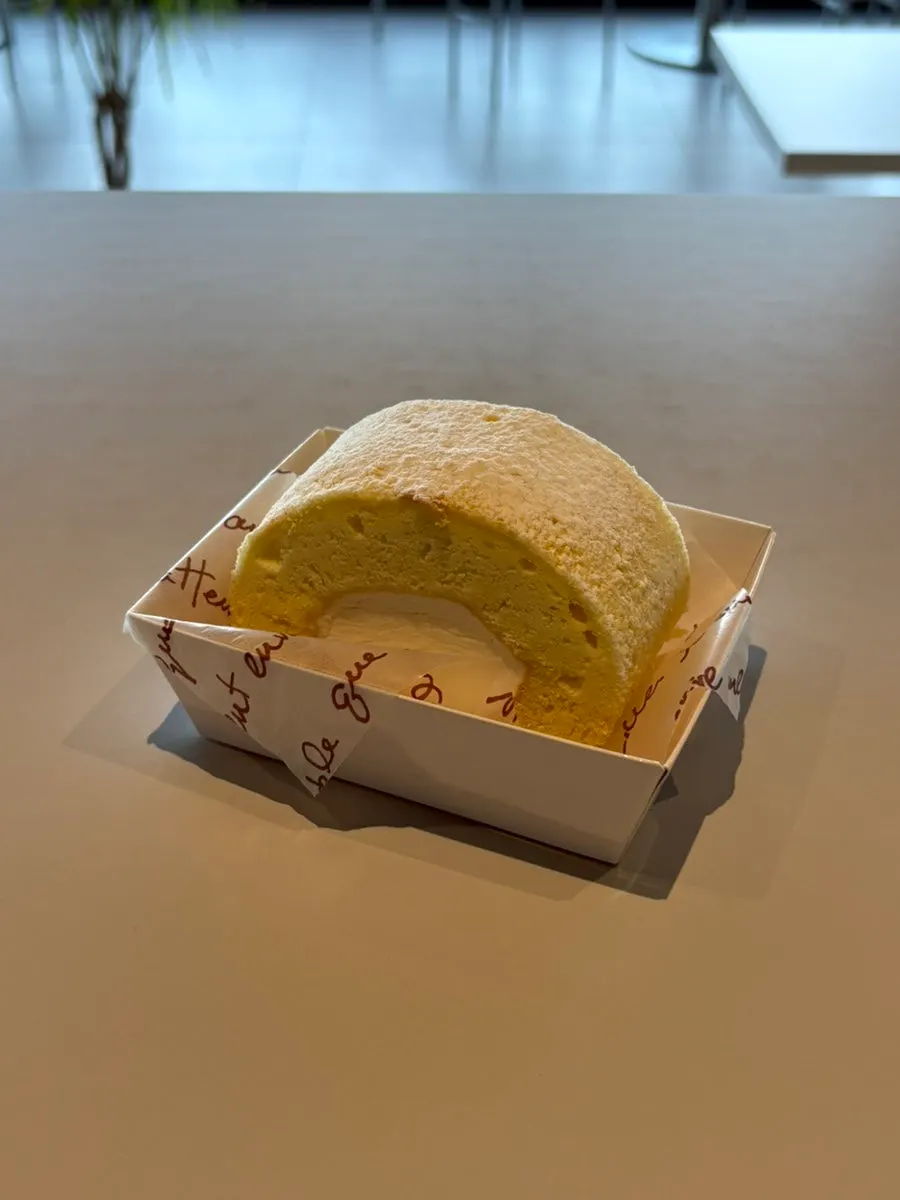 걸쭉한 옥수수 크림이 올라간 라떼 클로즈업