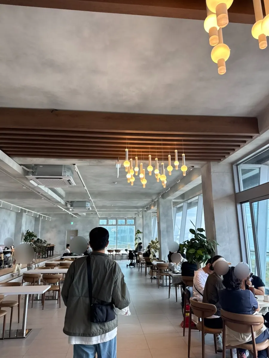 계단식으로 높아지는 백야커피 좌석