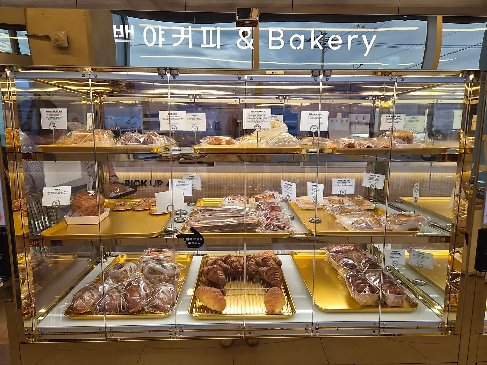 Bakery display case on the 1st floor of Baegya Coffee