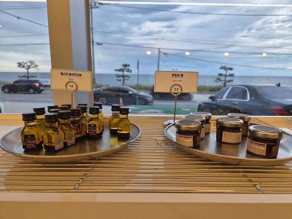 Juice and jam display for sale at Baegya Coffee