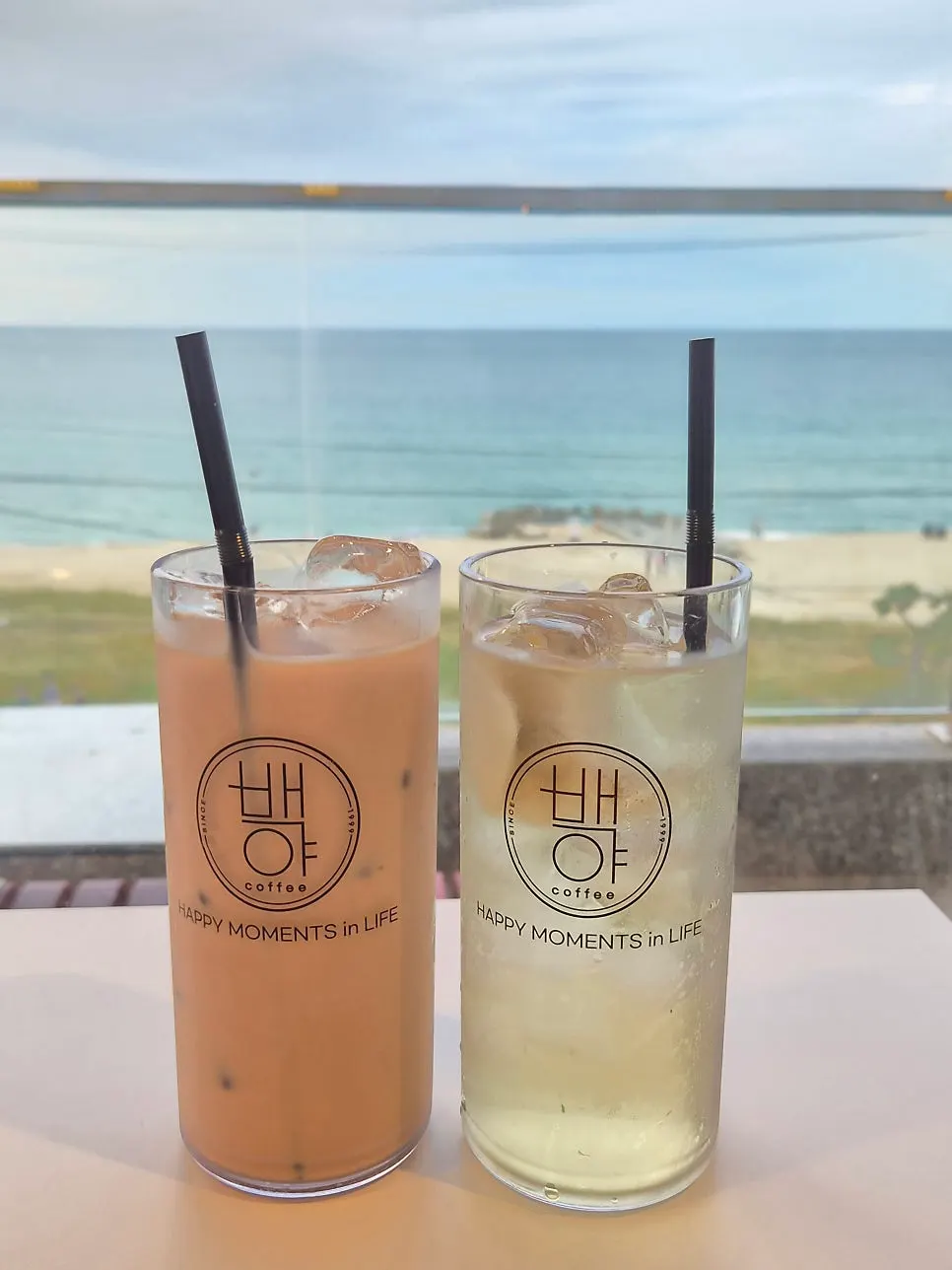 Iced milk tea and chamomile at Baegya Coffee
