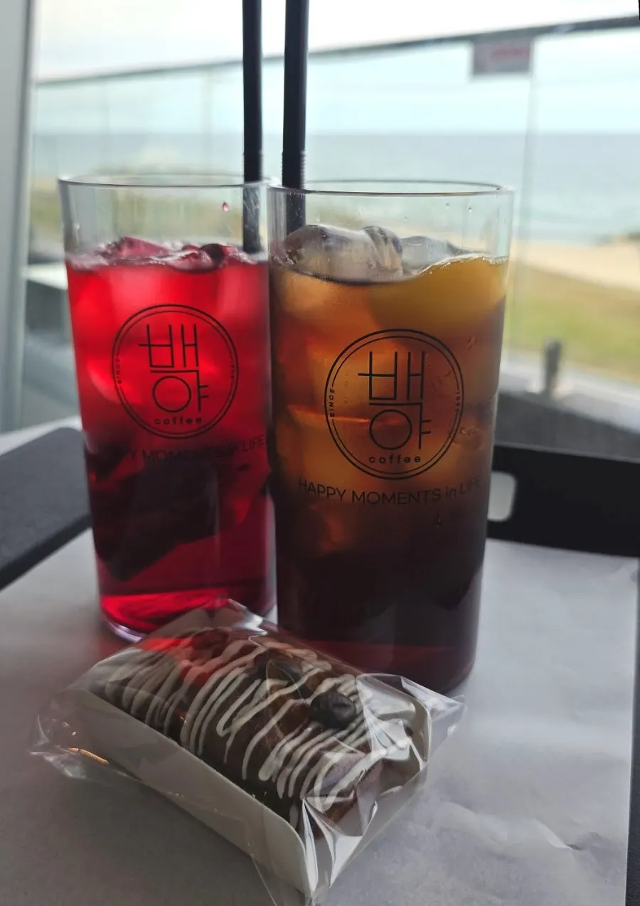 Iced hibiscus tea and peach iced tea at Baegya Coffee