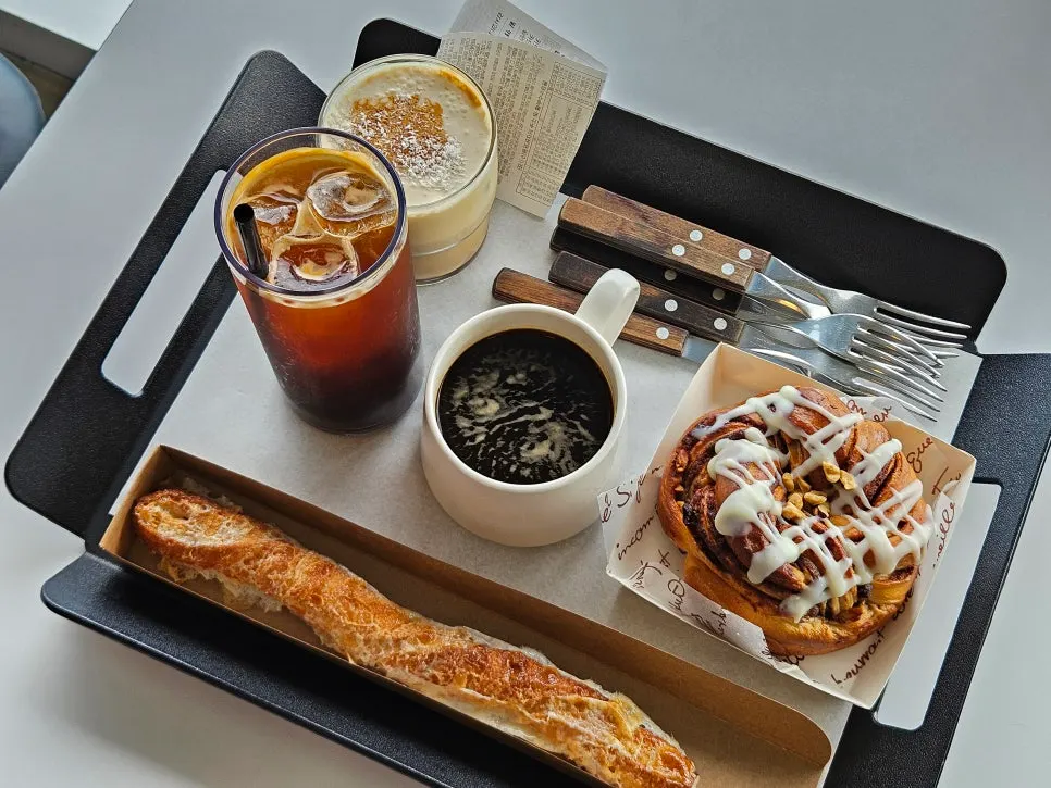 Butterscotch latte, iced americano, and two kinds of bread