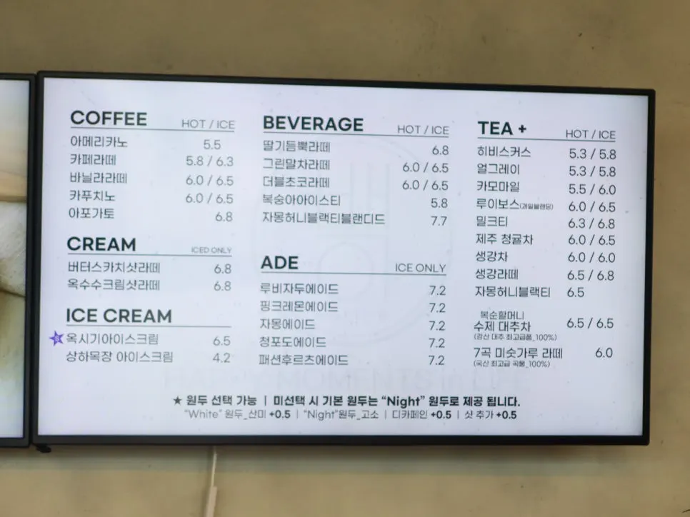 Iced café latte and iced green matcha latte