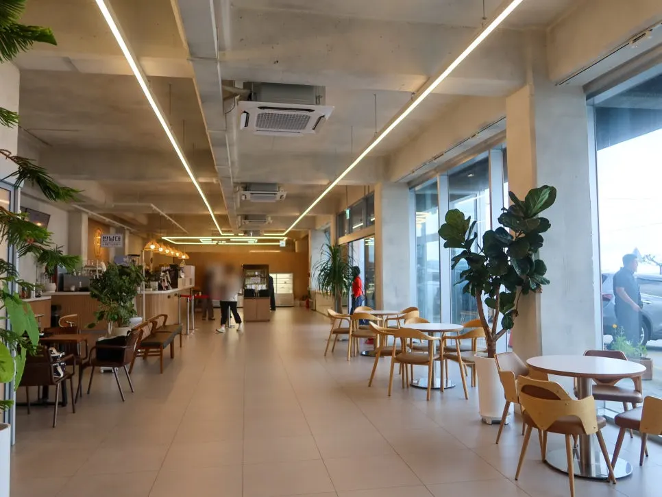 The order counter and bakery on Baegya Coffee's 1st floor
