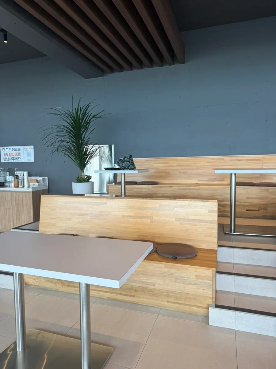Good-vibes decor pieces around the café