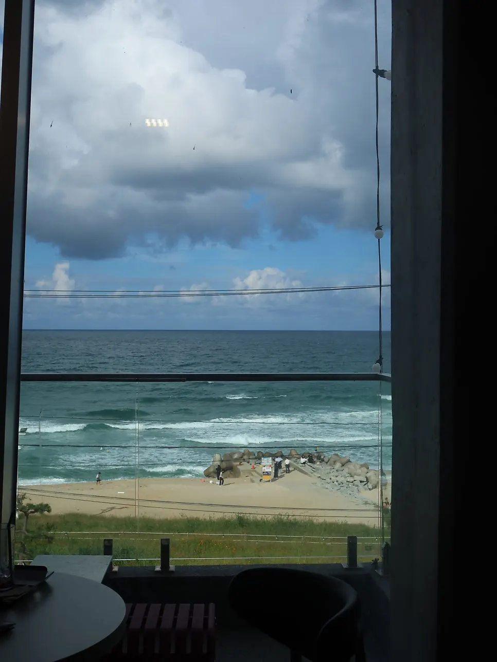 The sea and fall scenery seen from the café