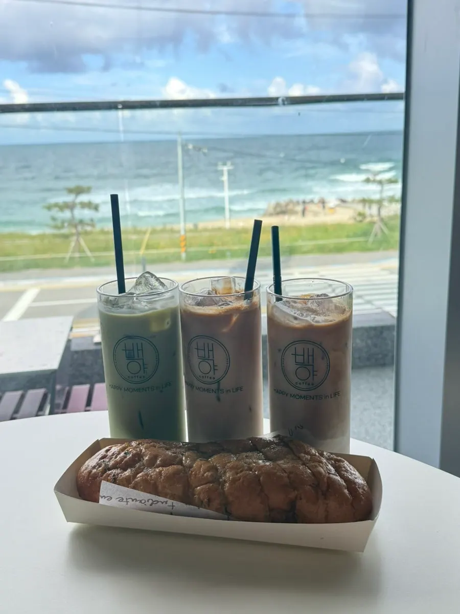 A generously filled glass of iced café latte