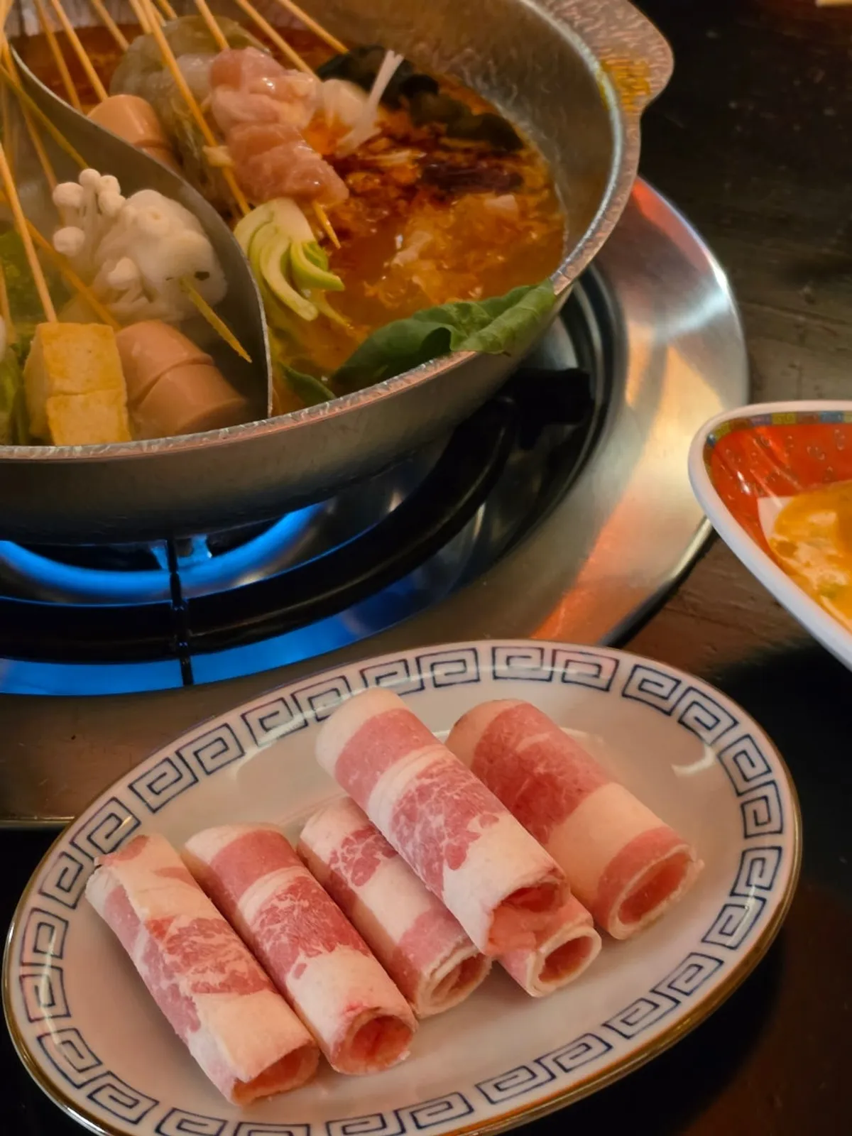 꼬치가 가득 담긴 마라꼬치전골 클로즈업