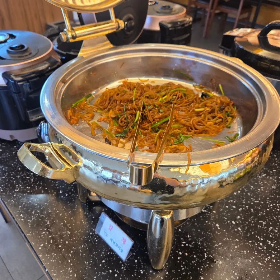 The bar-style self-serve banchan buffet at Baengnyeon Boribap