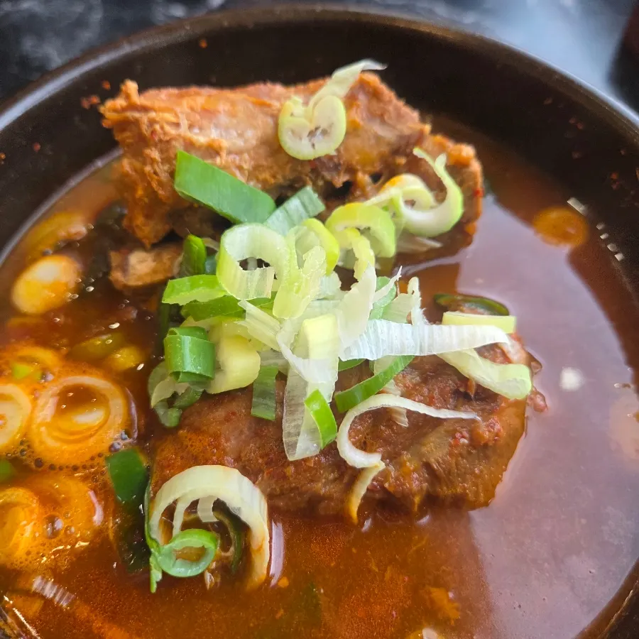 The new siraegi bone soup at Baengnyeon Boribap