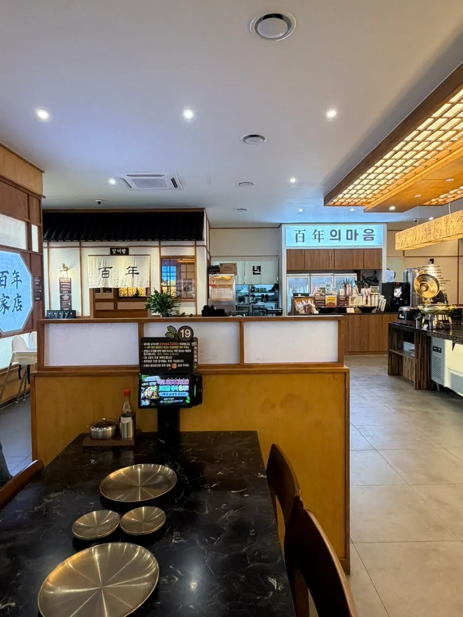 Wood-tone dining hall of Baengnyeon Boribap