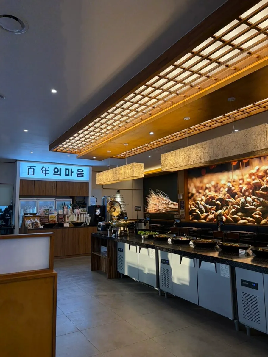 Restaurant usage signboard on the table at Baengnyeon Boribap