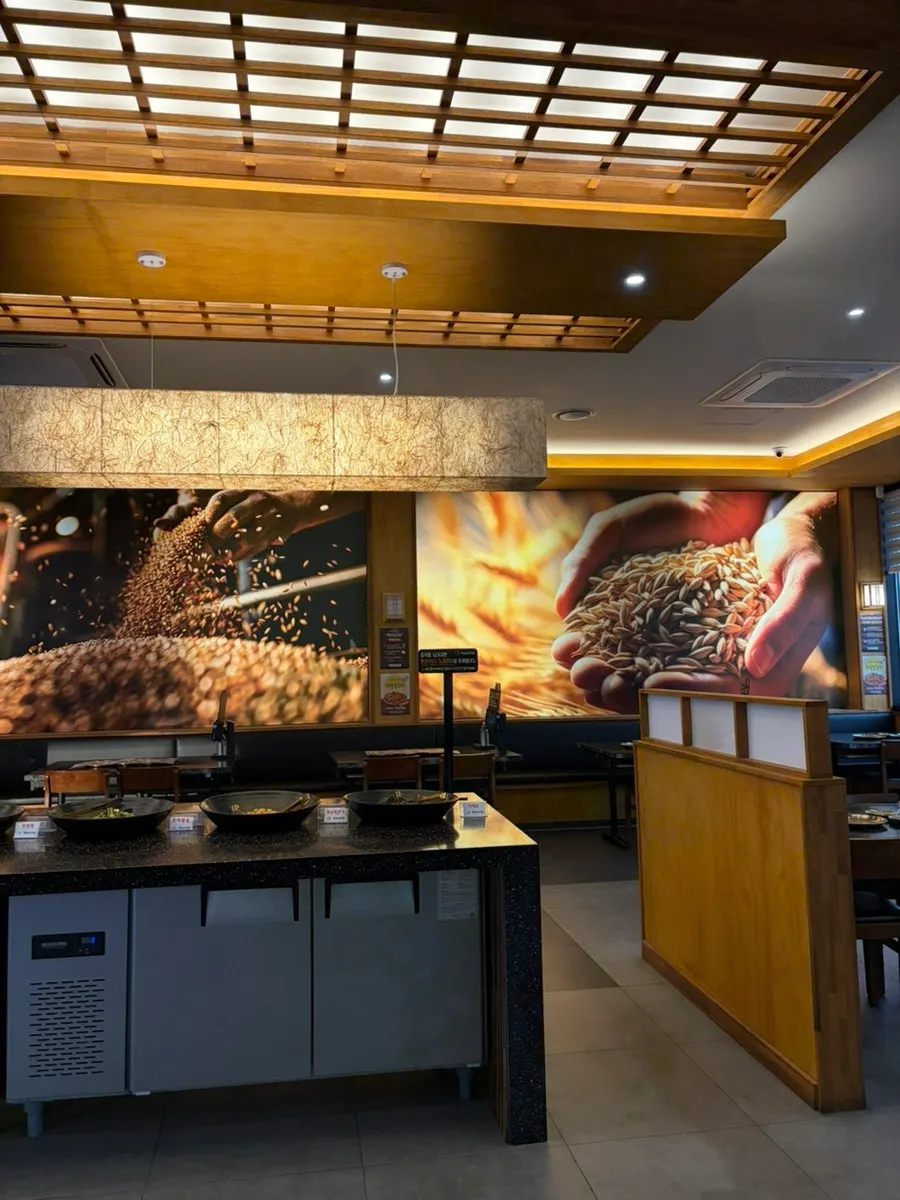 Self-serve bar corner at Baengnyeon Boribap