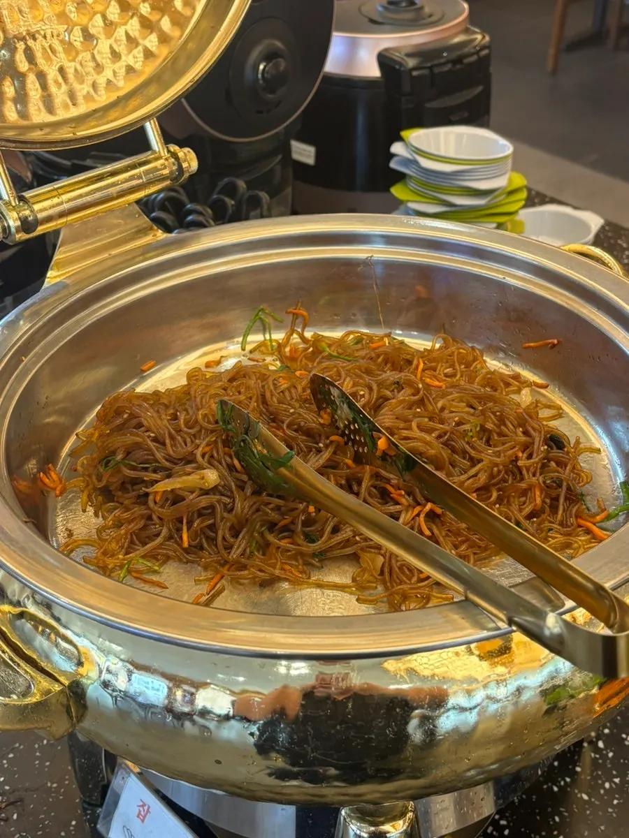 12가지 반찬이 차려진 셀프바