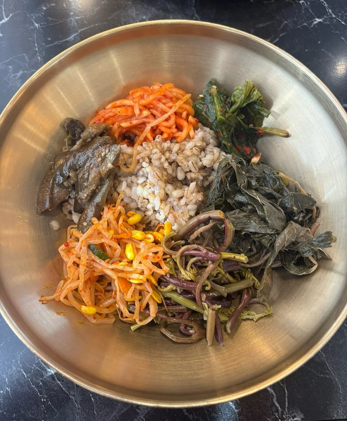 보리밥 위에 반찬을 올린 비빔밥