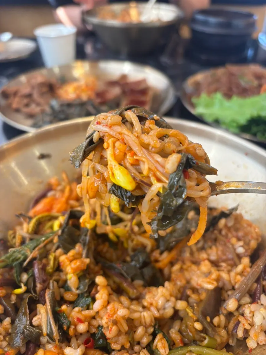 참기름과 고추장을 넣어 비빈 보리비빔밥