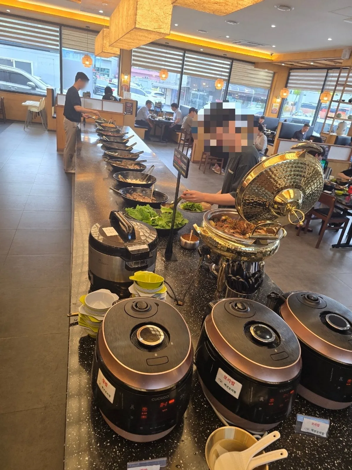 12가지 반찬이 놓인 백년보리밥 무제한 셀프바