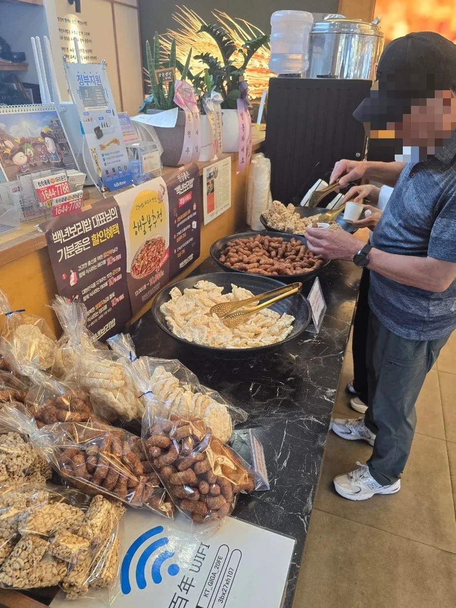 셀프바에 담긴 고사리 도라지 콩나물 나물 반찬