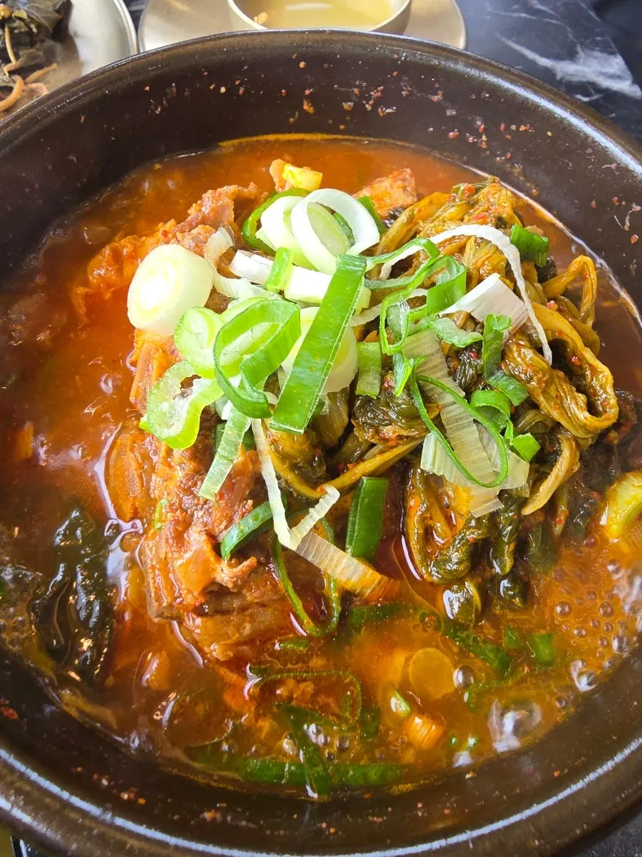 놋그릇 대접에 담은 나물 보리 비빔밥