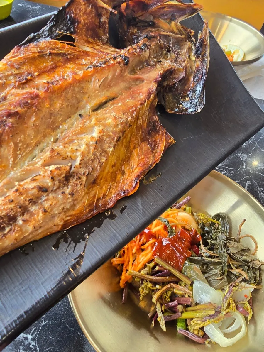 참기름과 양념장을 두른 보리 비빔밥